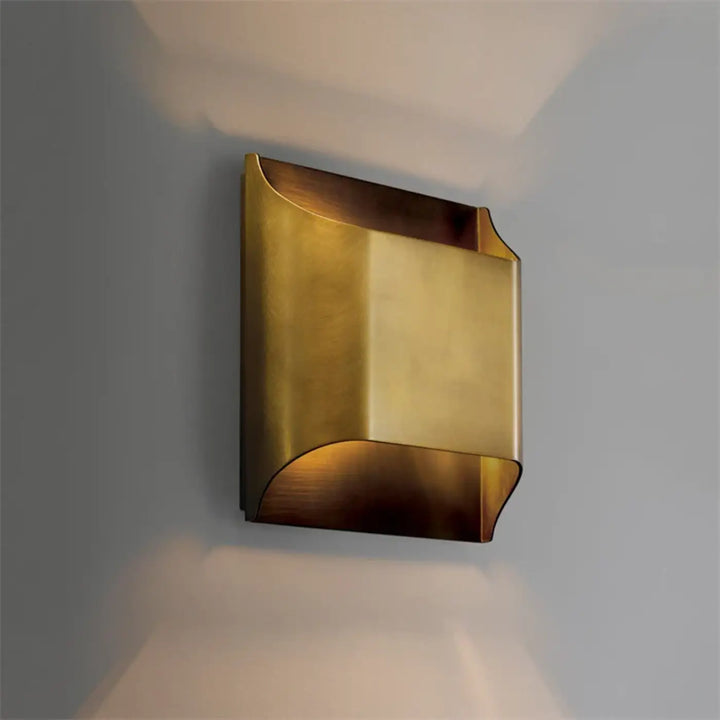 Applique Murale Contemporaine Carrée Sculpturale Dorée