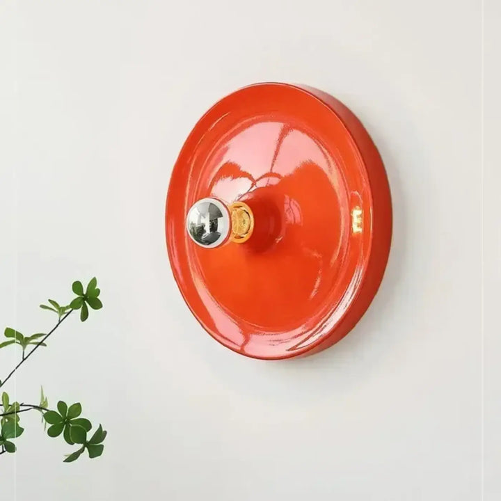 Applique murale contemporaine orange en céramique avec bouton chrome et laiton poli modèle gong