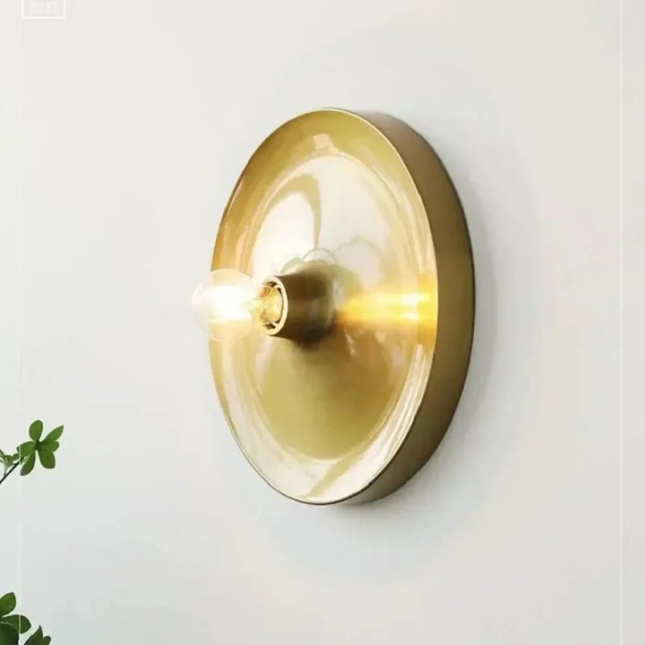 Applique murale contemporaine gong en laiton circulaire avec abat-jour en verre dépoli et ampoule apparente