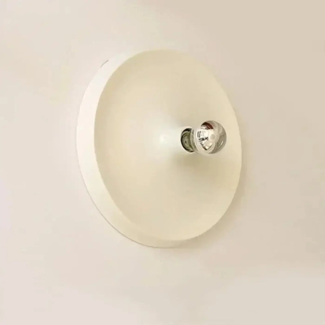 Applique murale gong circulaire couleur off-white avec ampoule chrome au centre, design murale contemporaine
