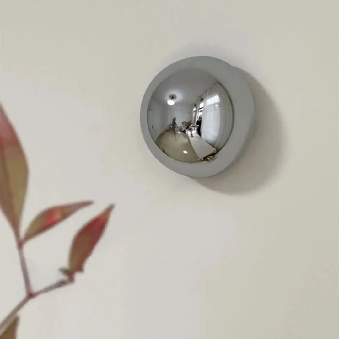Applique murale orbys métal miroir circulaire avec finition chrome poli et base grise mate pour lumière douce
