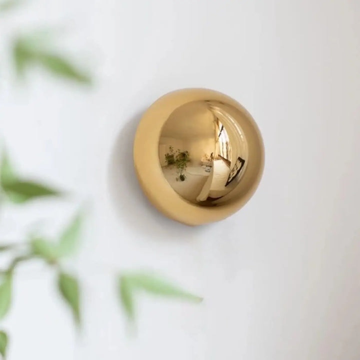 Applique murale orbys sphérique en métal miroir doré avec surface réfléchissante pour une lumière douce