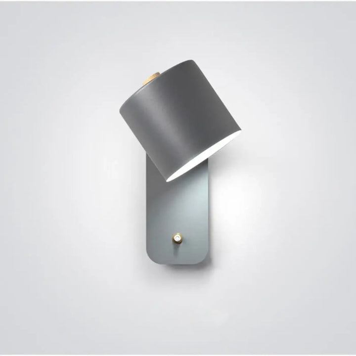 Applique murale myria moderne en gris mat avec abat-jour cylindrique et accents en laiton pour intérieur contemporain