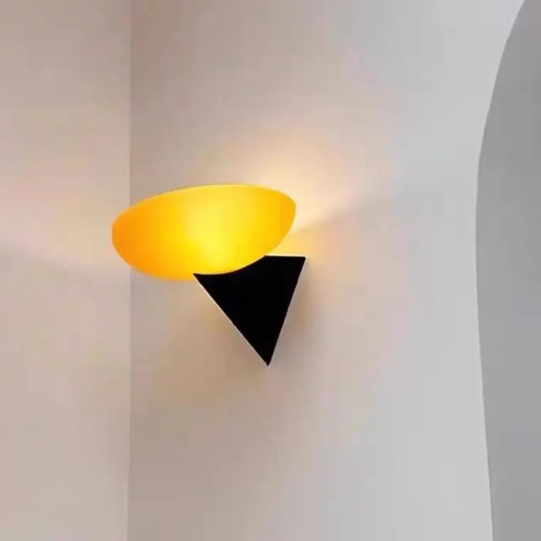 Applique murale contemporaine noir en forme de triangle design
