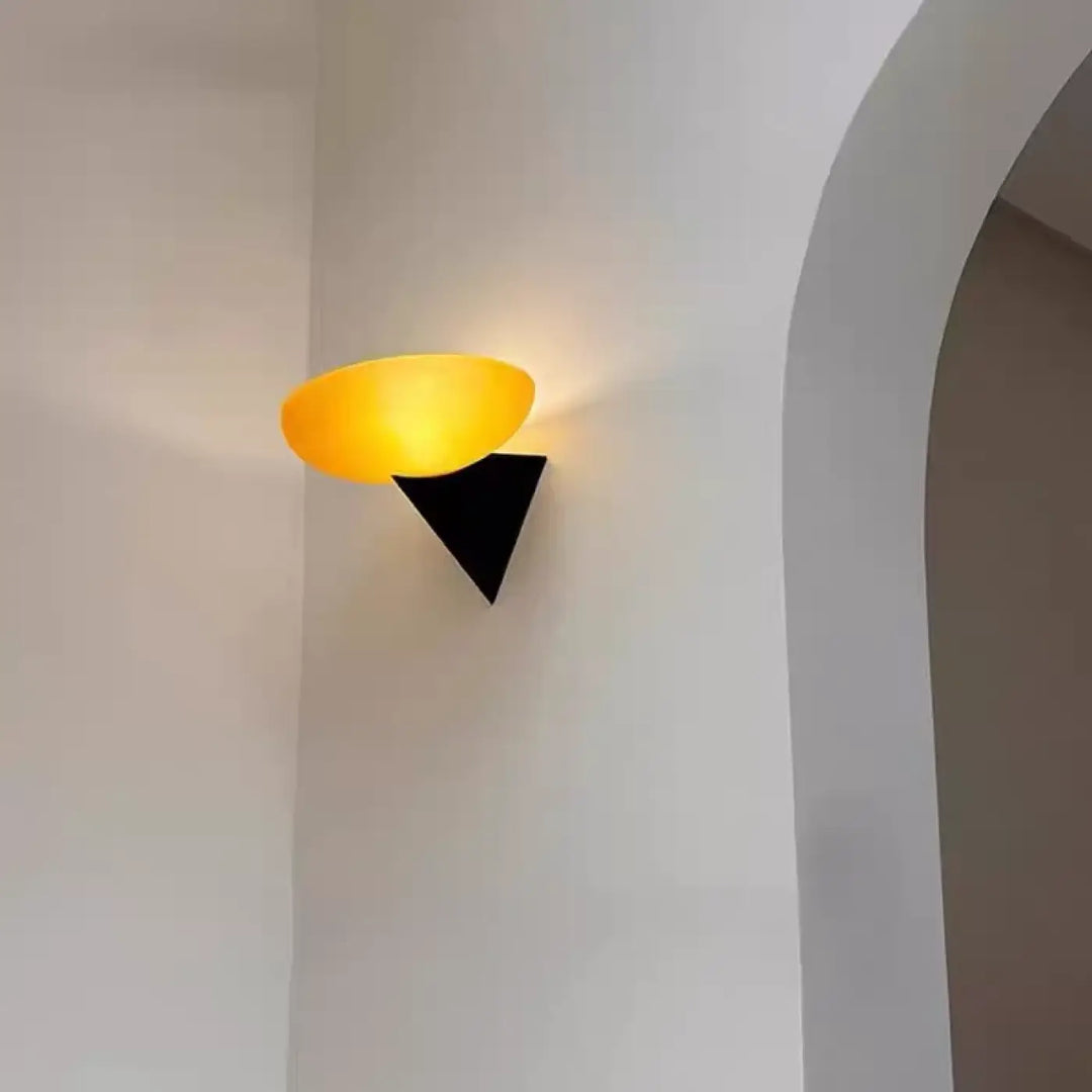 Applique murale contemporaine noir en forme de triangle design