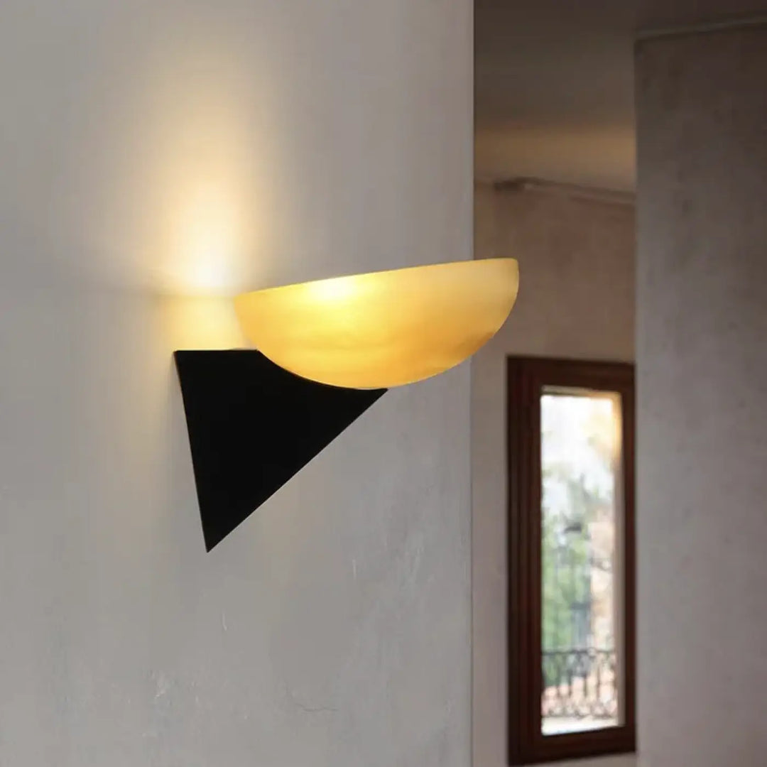 Applique murale contemporaine noir en forme de triangle design