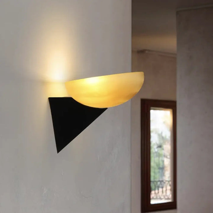 Applique murale contemporaine noir en forme de triangle design