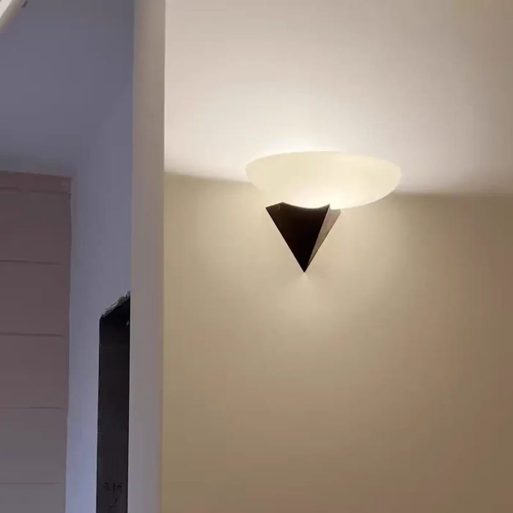 Applique murale contemporaine noir en forme de triangle design
