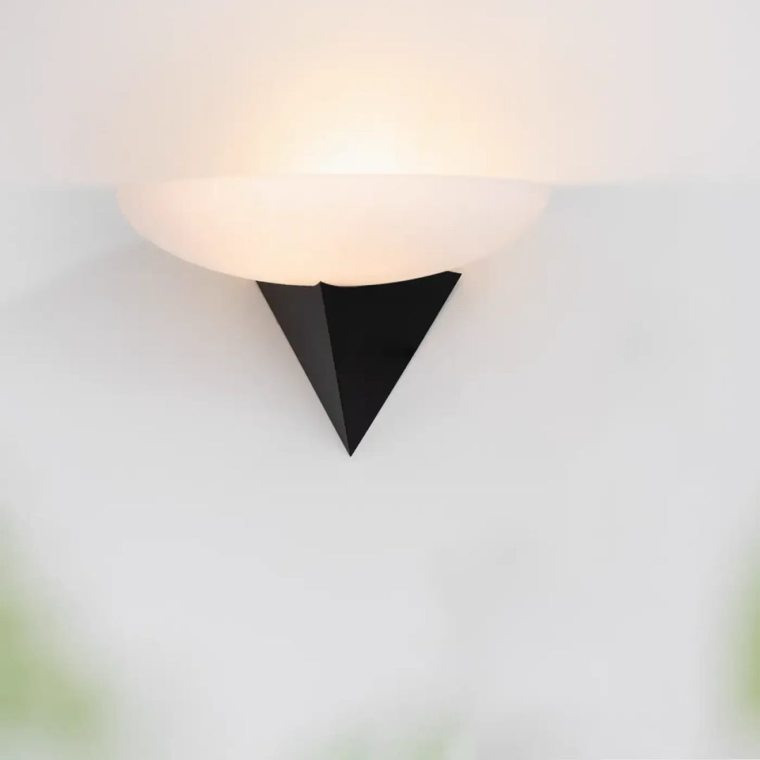 Applique murale contemporaine noir en forme de triangle design