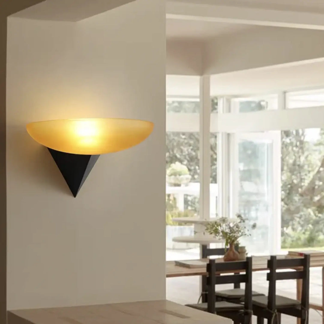 Applique murale contemporaine noir en forme de triangle design