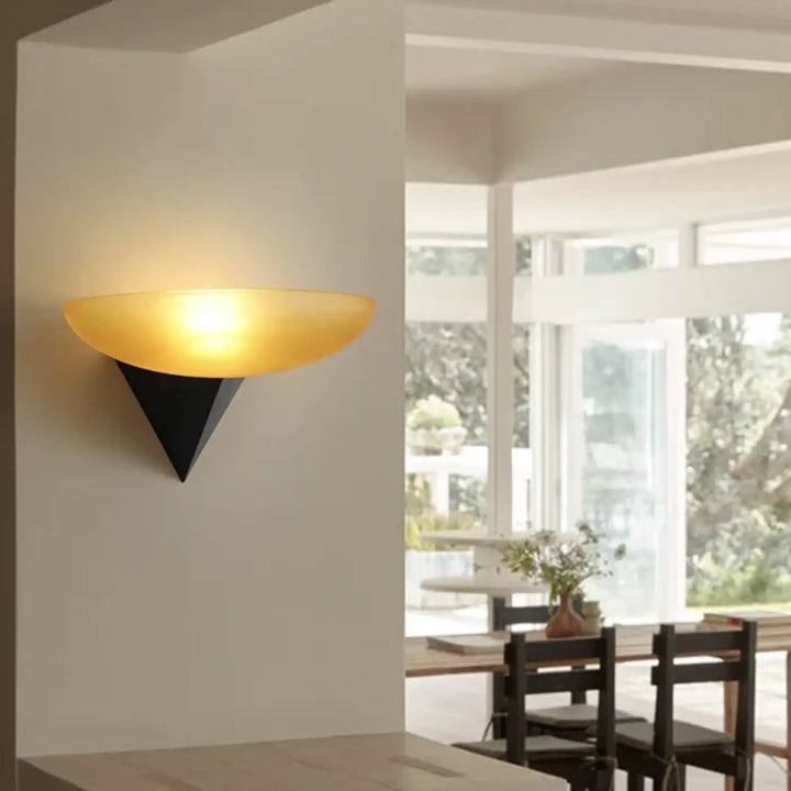 Applique murale contemporaine noir en forme de triangle design