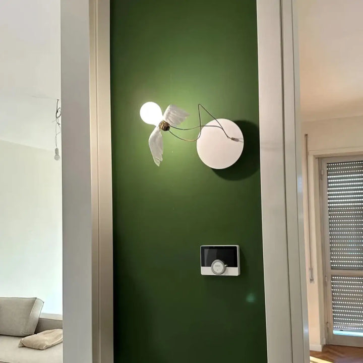 Applique murale contemporaine blanche artia avec bulbe sphérique et design élégant en forme d ailes délicates