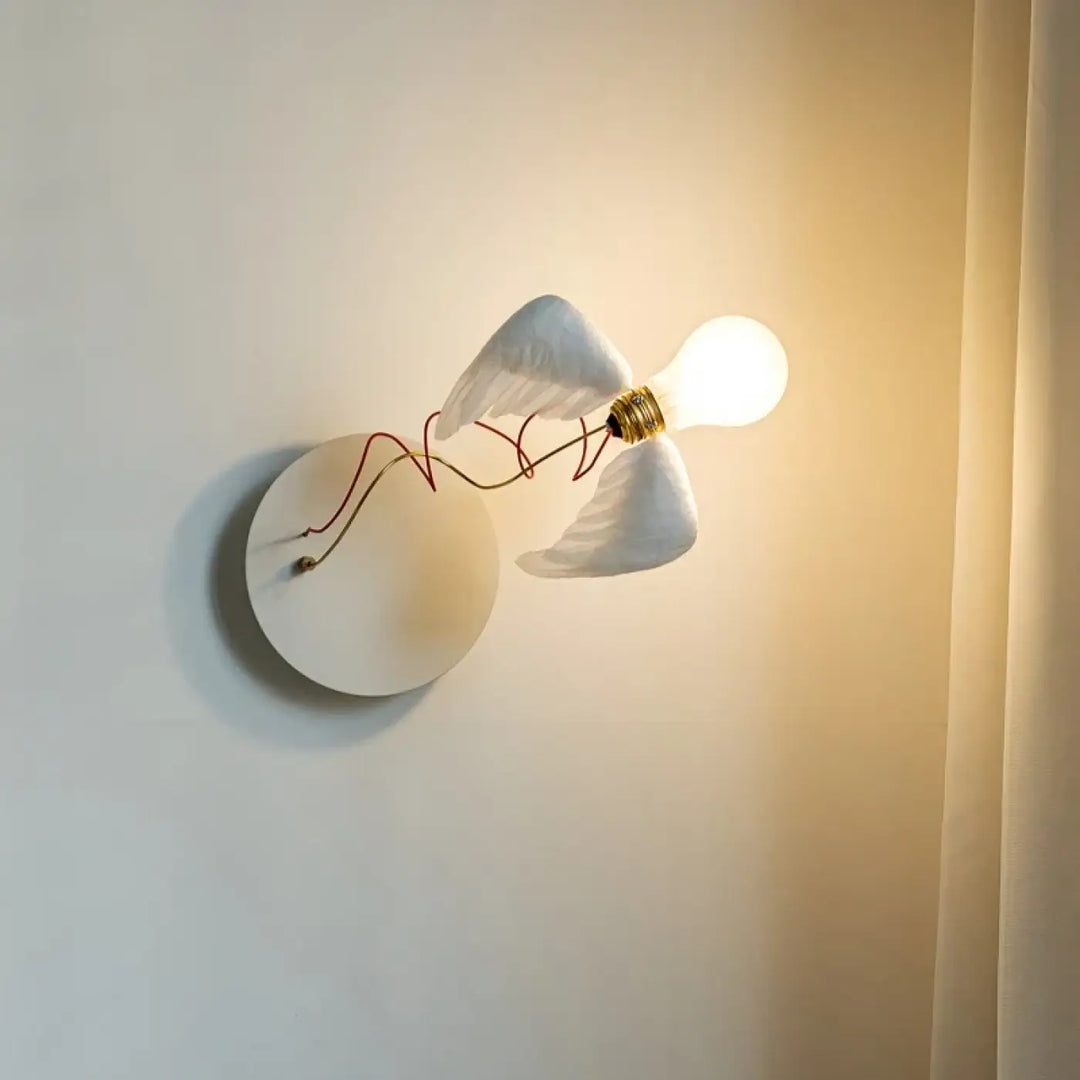 Applique murale contemporaine blanche en forme d’ange avec ailes délicates et ampoule lumineuse design élégant artia