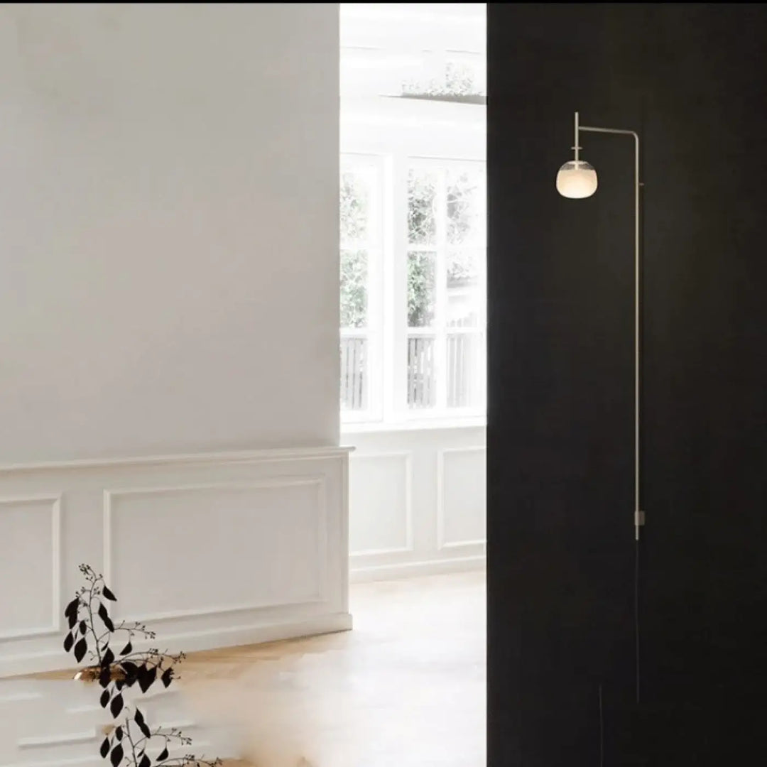 Applique contemporaine verticale en fer forgé noir élégant