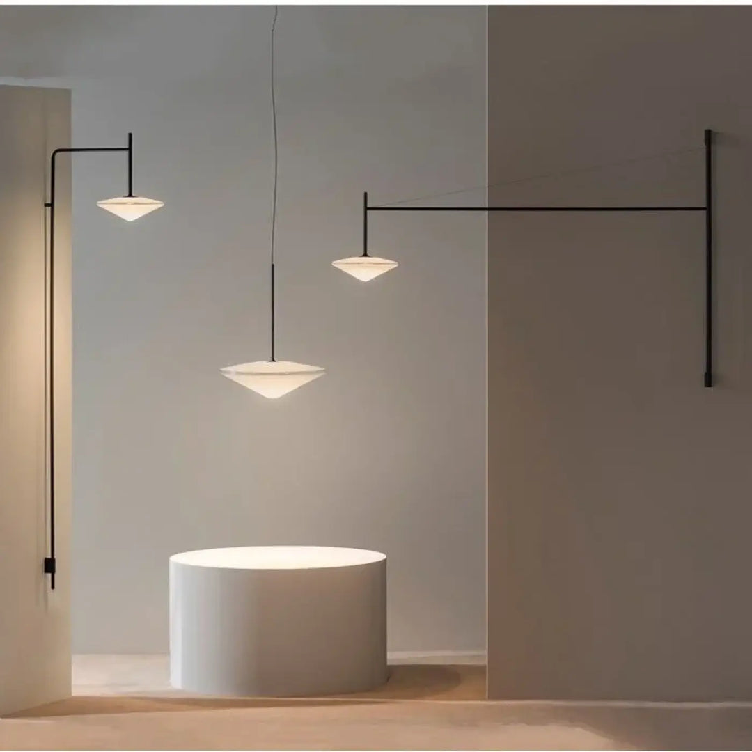 Applique contemporaine verticale en fer forgé noir élégant