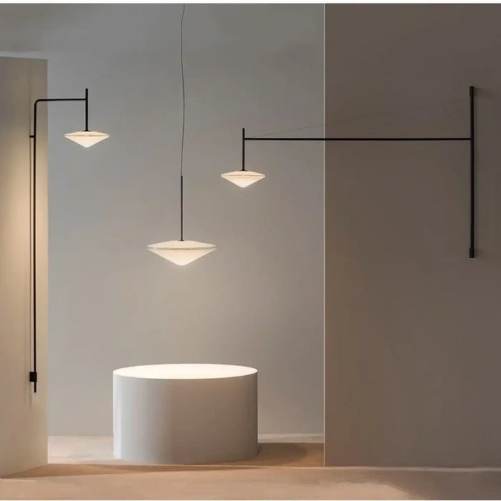 Applique contemporaine verticale en fer forgé noir élégant