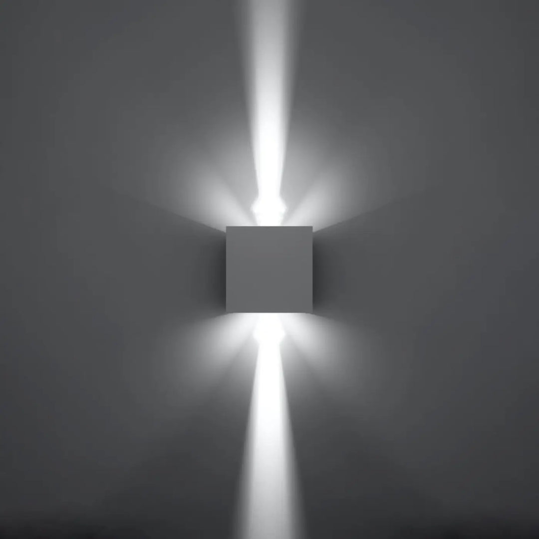 Applique carrée luca avec finition mate grise et faisceaux led directionnels pour une efficacité énergétique optimale