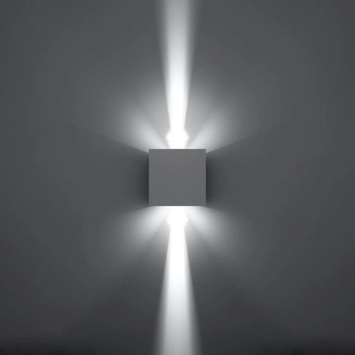 Applique carrée luca avec finition mate grise et faisceaux led directionnels pour une efficacité énergétique optimale