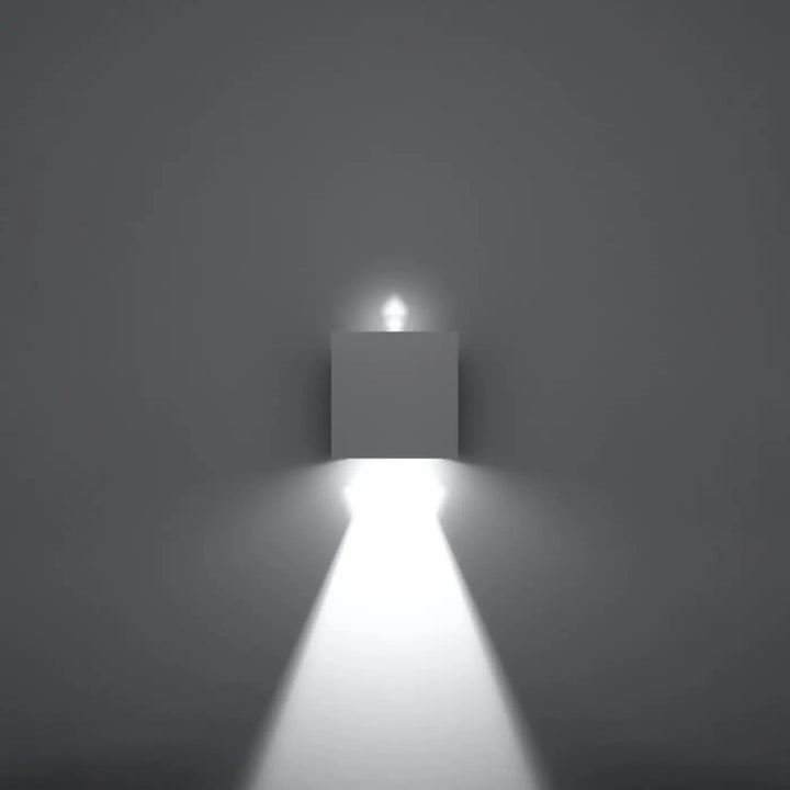 Applique luca carrée minimaliste blanche avec efficacité énergétique et lumière led brillante et focalisée