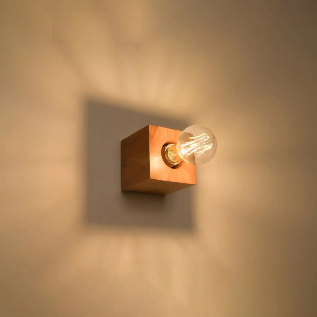 L’applique ariz en bois naturel avec ampoule à filament visible pour un style loft chaleureux et contemporain