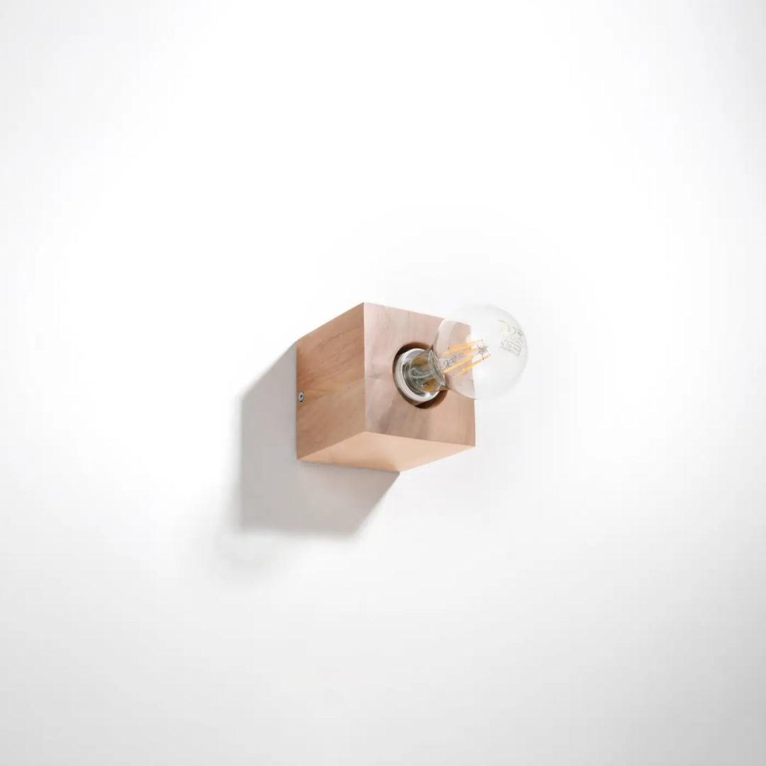 L’applique ariz en bois naturel avec cube minimaliste et ampoule filament claire style loft