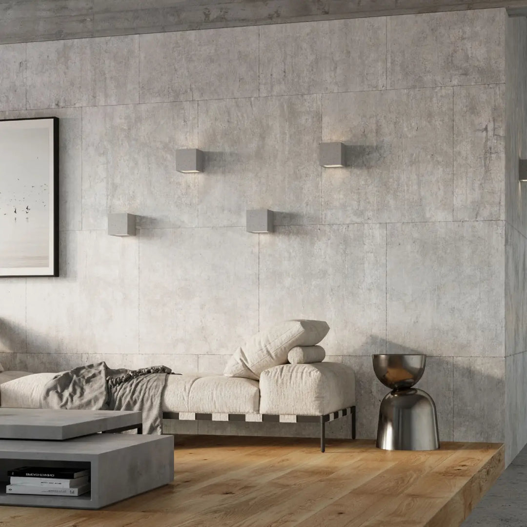 Table dappoint métallique argentée avec design moderne et base évasée pour une atmosphère harmonieuse béton moderne