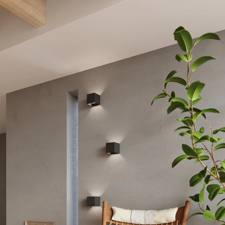 L’applique luca murale carrée noire avec effet lumineux et finition mate idéale pour usage intérieur et extérieur ip54