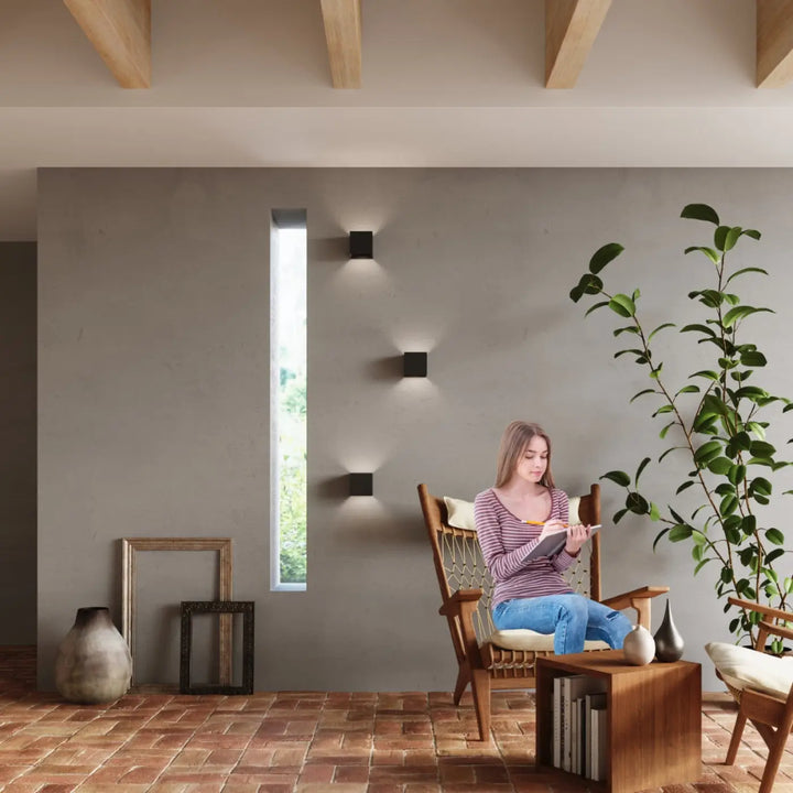 Applique murale carrée luca noir avec effet lumineux en led ip54 montée en ligne verticale pour intérieur et extérieur