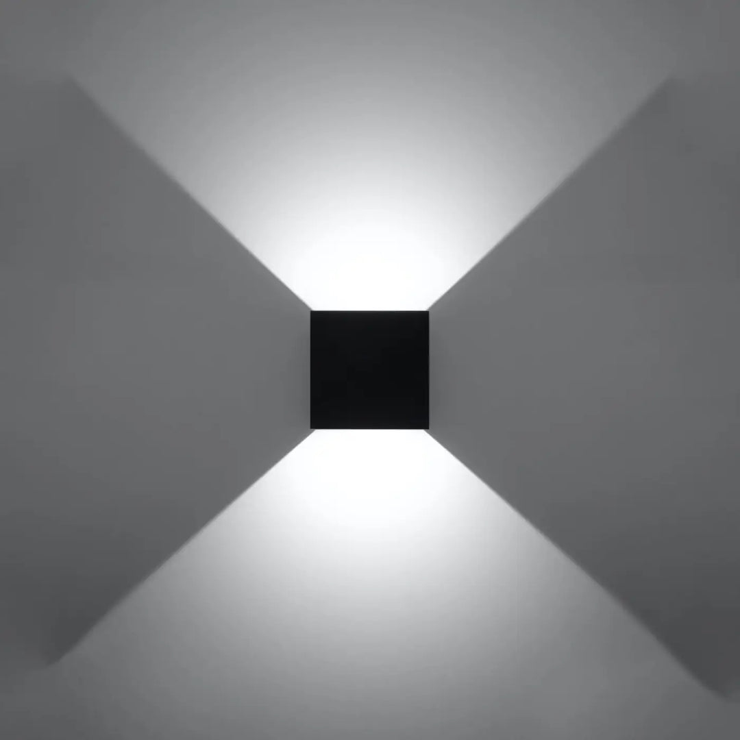 L’applique luca murale carrée noire avec design minimaliste et effet lumineux dirigé dans quatre directions