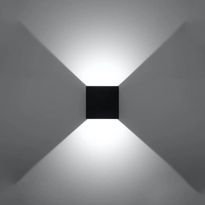 L’applique luca murale carrée noire avec design minimaliste et effet lumineux dirigé dans quatre directions