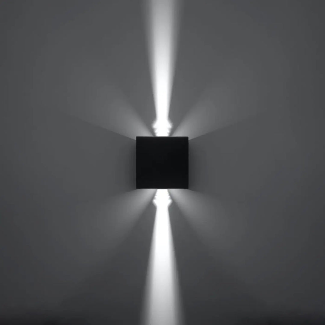 L’applique murale led ip54 luca noir carrée avec effet lumineux de quatre faisceaux de lumière directs