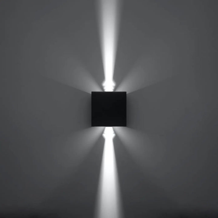 L’applique murale led ip54 luca noir carrée avec effet lumineux de quatre faisceaux de lumière directs