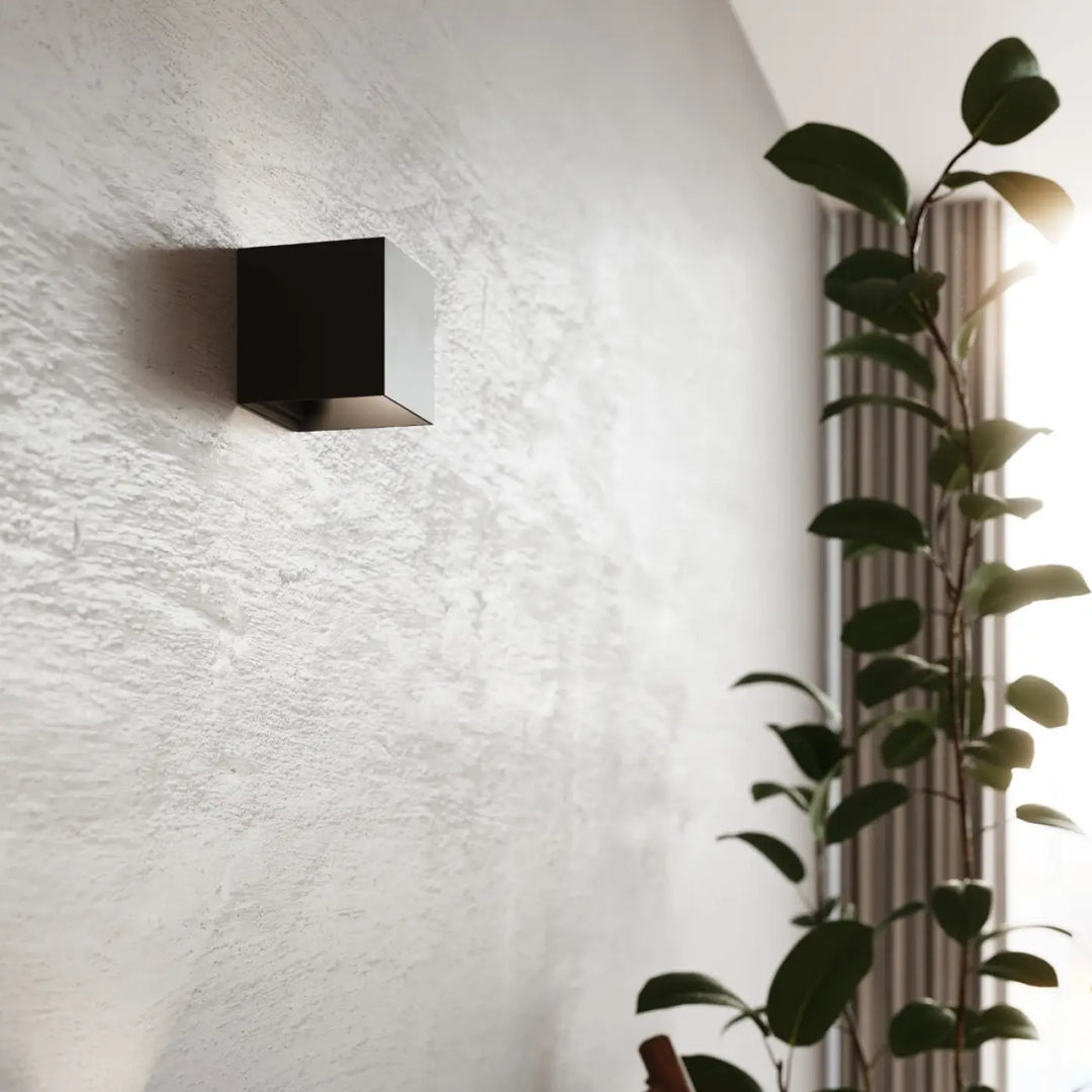 Applique murale led ip54 luca noire carrée avec effet lumineux minimaliste et design épuré