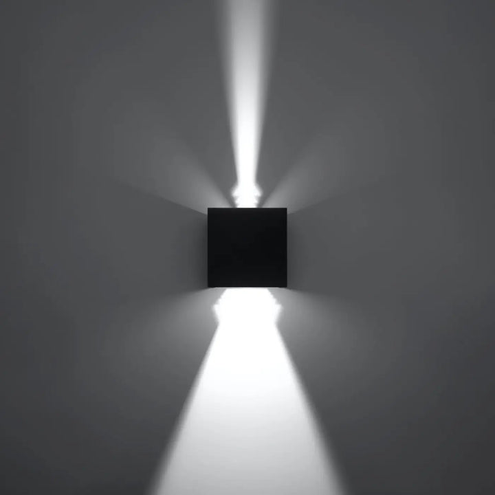 Applique murale led ip54 luca noir avec effet lumineux focalisé en faisceau par murale carrée luca