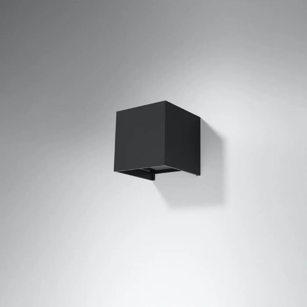 L’applique luca murale carrée noir mat avec finition minimaliste crée un effet lumineux élégant et moderne