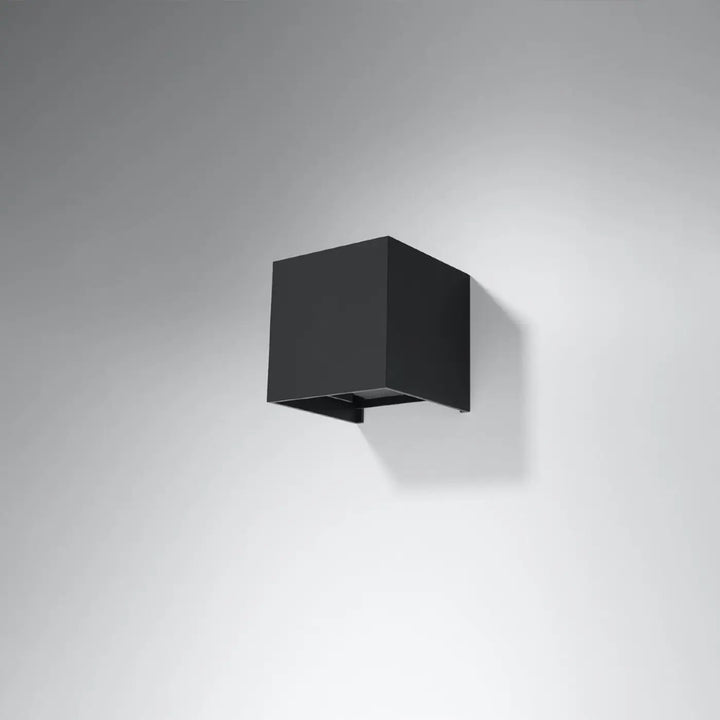 L’applique luca murale carrée noir mat avec finition minimaliste crée un effet lumineux élégant et moderne