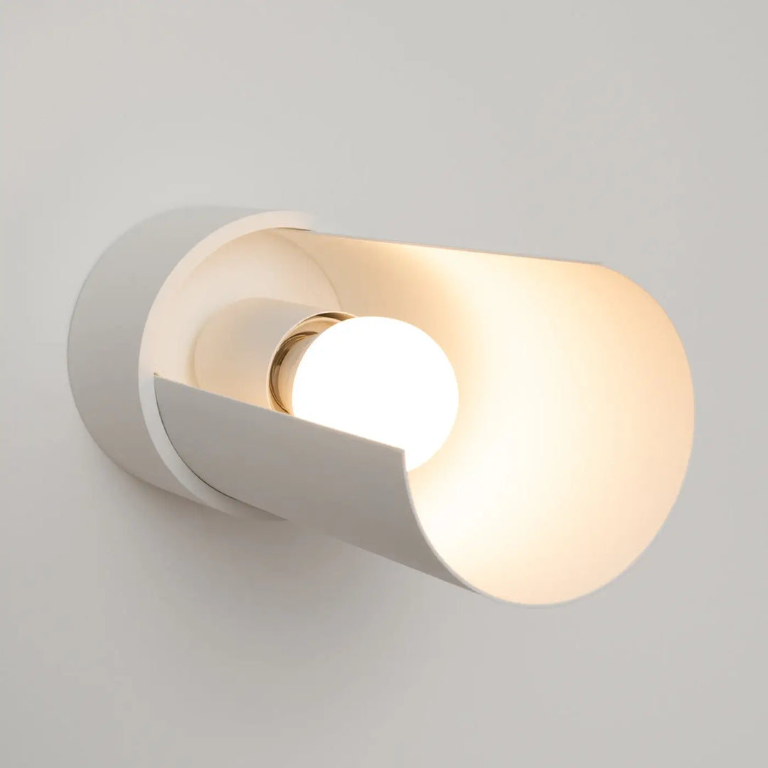 Applique murale flash blanc avec design moderne et lumière à volonté offrant une ambiance chaleureuse et minimaliste