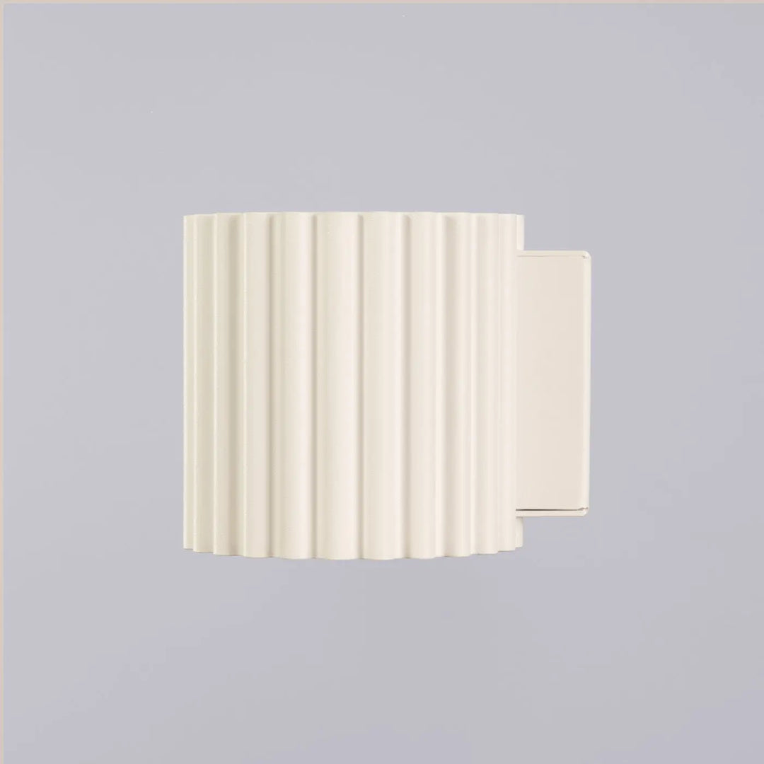 Applique murale aura beige en forme unique inspirée avec un design côtelé crème et plaque rectangulaire élégante