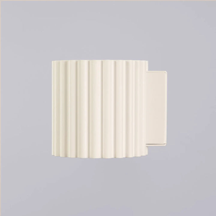 Applique murale aura beige en forme unique inspirée avec un design côtelé crème et plaque rectangulaire élégante