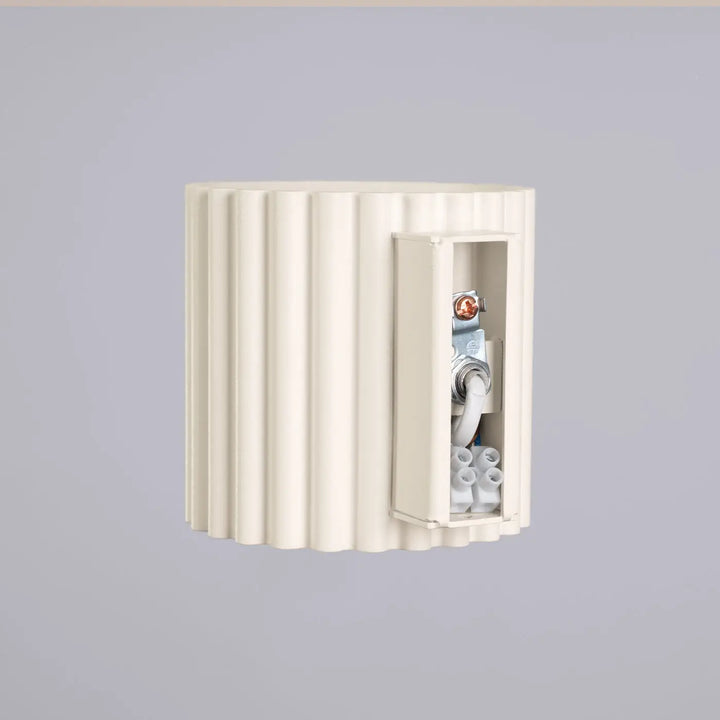 Applique murale aura beige en forme unique inspirée avec boîte électrique crème cannelée et porte charnière ouverte