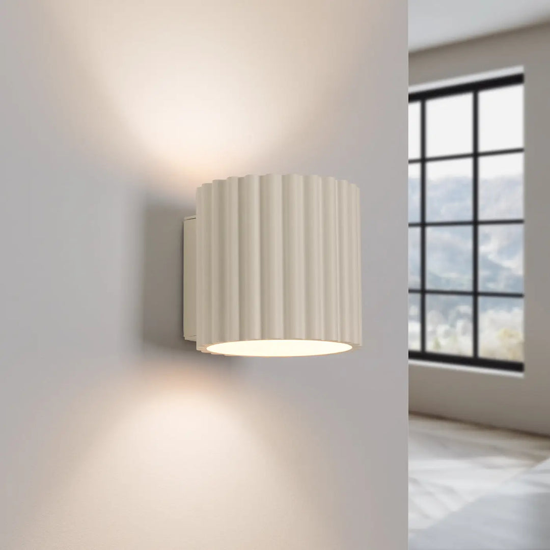 Applique murale aura beige en forme unique inspirée avec design moderne et cylindre cannelé crème