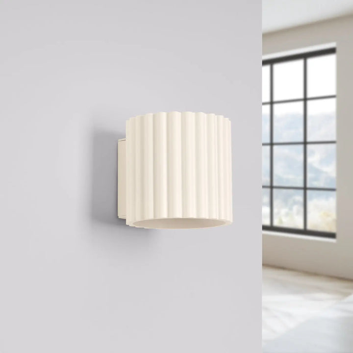 Applique murale aura beige en forme unique inspirée avec finition crème flûtée et design moderne épuré