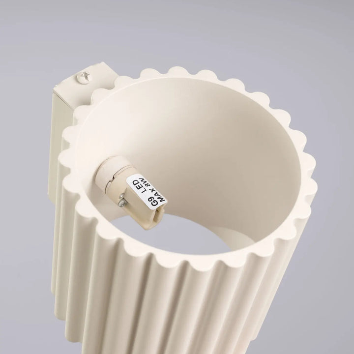 Applique murale aura beige en plastique crème côtelé avec forme unique inspirée et douille led intégrée