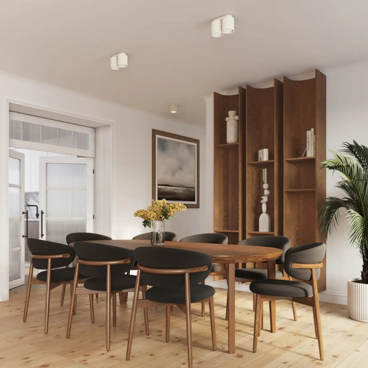 Applique murale aura beige avec forme unique inspirée près dune table à manger moderne en bois clair et chaises sombres