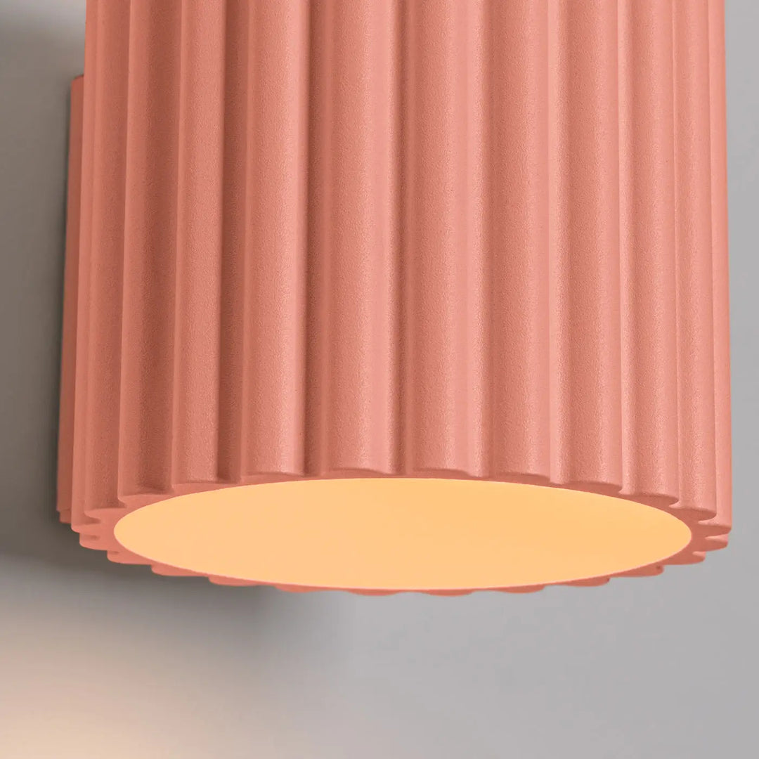 Applique murale aura peach en forme unique inspirée, cylindre corail côtelé vertical avec bord festonné et lumière chaude