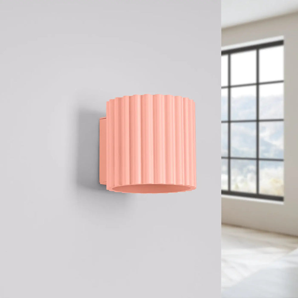 Applique murale aura corail avec forme unique inspirée et rainures verticales en forme cylindrique