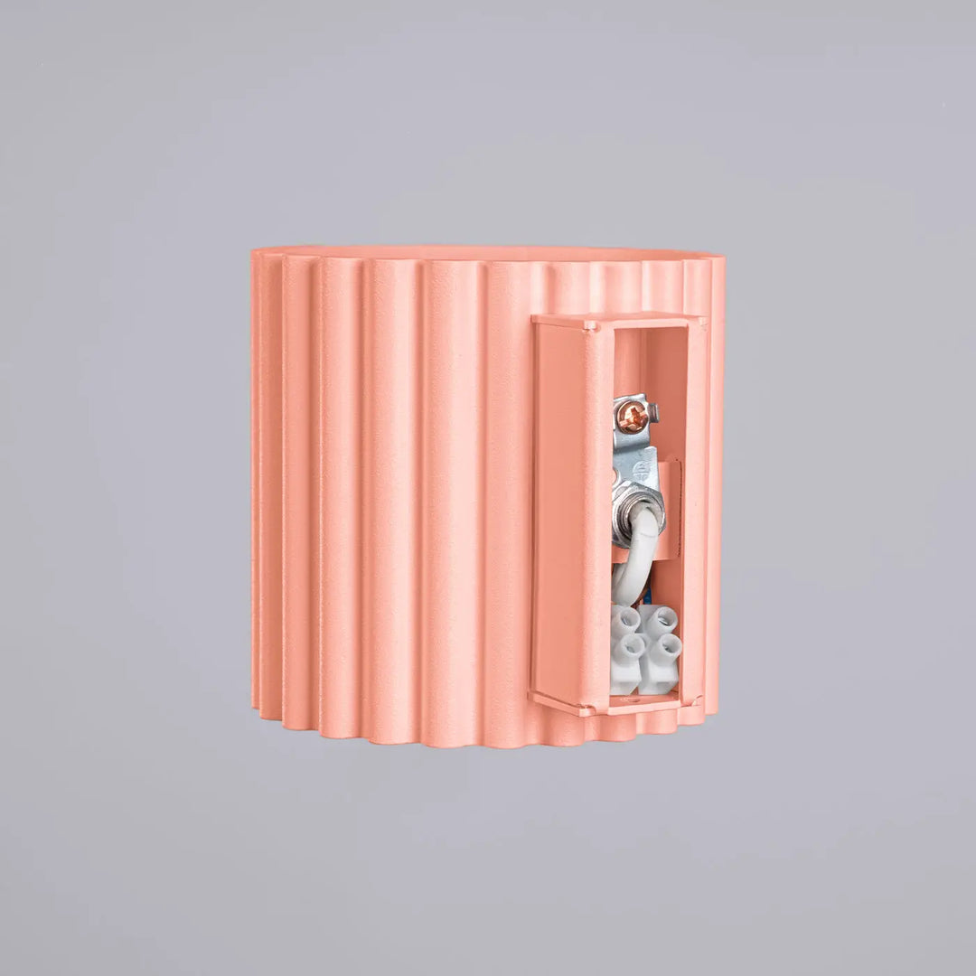 Corps électrique mural en plastique côtelé couleur corail avec câblage interne visible forme unique inspirée aura peach