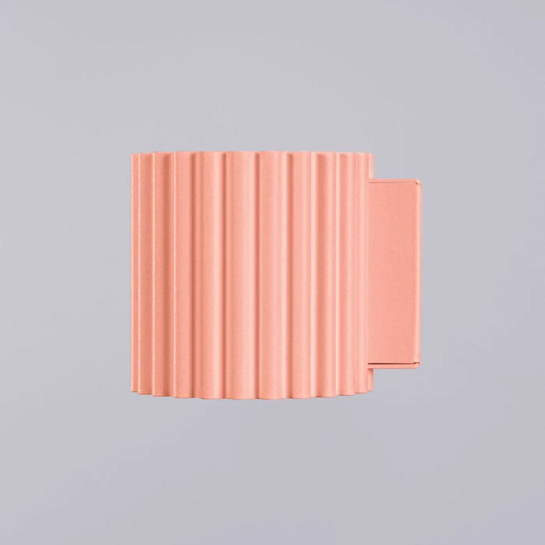 Applique murale aura peach en corail avec une forme unique inspirée et un design cannelé moderne à finition lisse
