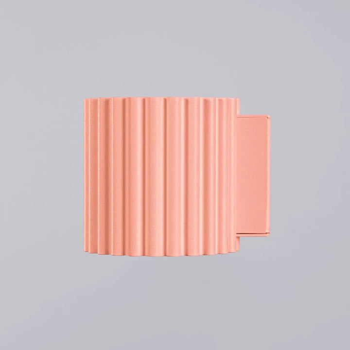Applique murale aura peach en corail avec une forme unique inspirée et un design cannelé moderne à finition lisse
