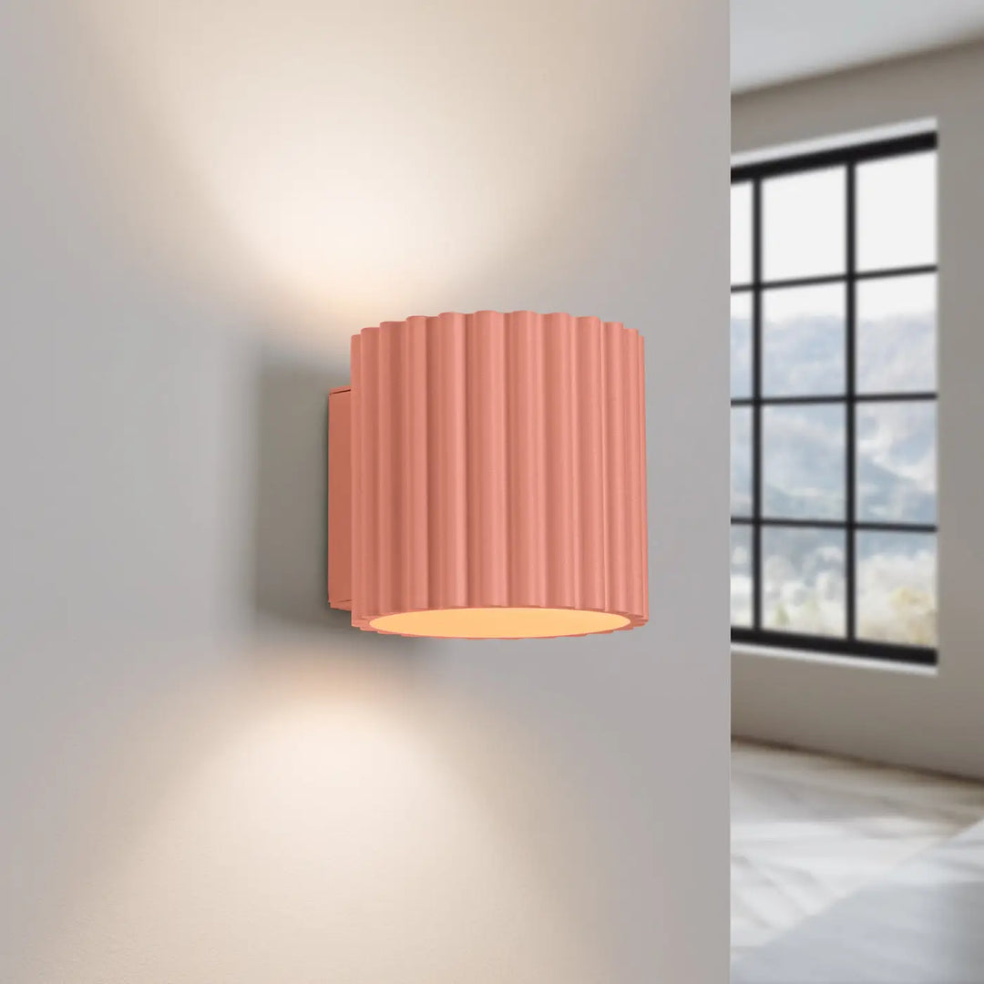 Applique murale aura en pêche avec forme unique inspirée, abat-jour cannelé cylindrique et plaque rectangulaire élégante